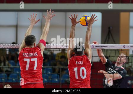 ISTANBUL, TURKIYE - 10 AGOSTO 2022: Bedirhan Bulbul e Arslan Eksi in azione durante Turkiye Mens vs Danimarca Campionato europeo Mens Qualification Foto Stock