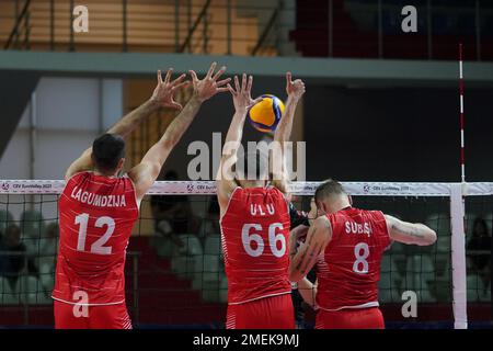 ISTANBUL, TURKIYE - 10 AGOSTO 2022: ADIs Lagumdzija e Dogukan Ulu in azione durante Turkiye Mens vs Danimarca Mens European Championship Qualification Foto Stock