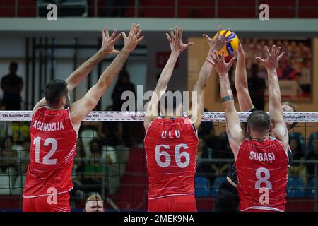 ISTANBUL, TURKIYE - 10 AGOSTO 2022: ADIs Lagumdzija e Dogukan Ulu in azione durante Turkiye Mens vs Danimarca Mens European Championship Qualification Foto Stock