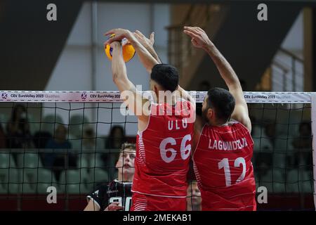 ISTANBUL, TURKIYE - 10 AGOSTO 2022: Dogukan Ulu e Adis Lagumdzija in azione durante Turkiye Mens vs Danimarca Mens European Championship Qualification Foto Stock