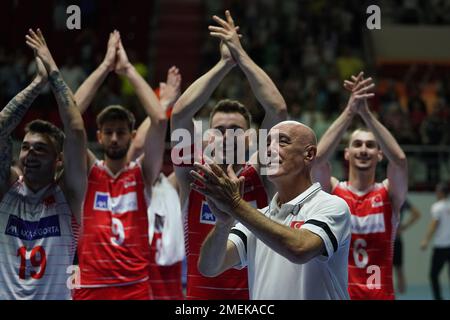 ISTANBUL, TURKIYE - 10 AGOSTO 2022: I giocatori di Turkiye Mens celebrano la vittoria della Danimarca Mens European Championship Qualification match a Burhan Fele Foto Stock