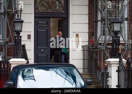 Londra, Regno Unito. 24th Jan, 2023. L'ex cancelliere e attuale presidente del partito conservatore Nadhim Zahawi lascia la sede del partito conservatore a Westminster, nel centro di Londra. Il sig. Zahawi è disposto ad affrontare un'indagine etica sui suoi affari fiscali. Credit: claire doherty/Alamy Live News Foto Stock