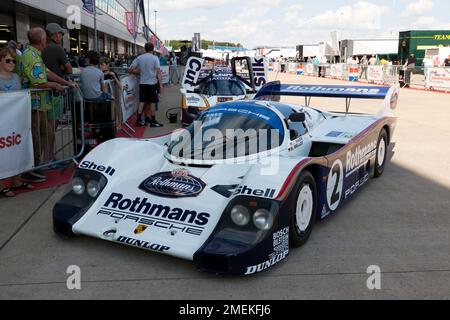 Vista della 1983, Porsche 956-008 guidata in periodo da Stefan Bellof e Jochen Mass, prima della dimostrazione in pista per celebrare i 40 anni del Gruppo C.. Foto Stock