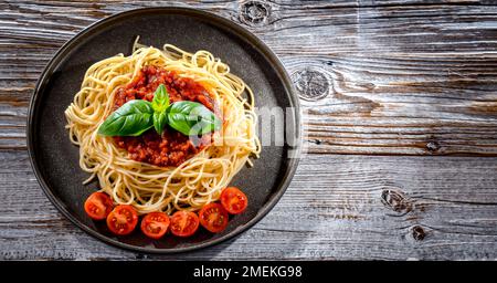 Composizione con piatto di spaghetti bolognese. Foto Stock