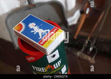 Partite e pompieri in un luogo di fuoco in una casa per il riscaldamento della casa. Foto Stock