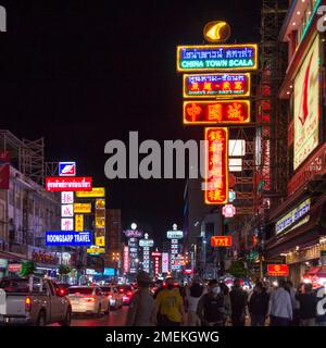 Bangkok, Thailandia - 19 novembre 2022: Chinatown Neon segni di notte, Yaowarat Road. Foto Stock