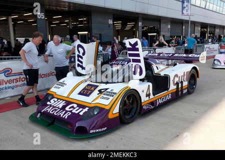 Tre quarti della 1987, numero 4, Jaguar XJR-8, in preparazione per una dimostrazione in pista, per celebrare i 40 anni di gare del Gruppo C. Foto Stock