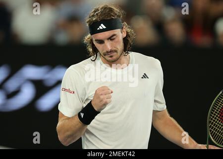 Melbourne, Australia. 24th Jan, 2023. Stefanos Tsitsipas di Grecia reagisce contro Jiri Lehecka della Repubblica Ceca nella Quarter Final Match, Day 9 all'Australian Open Tennis 2023 alla Rod Laver Arena di Melbourne, Australia, il 24 gennaio 2023. Foto di Peter Dovgan. Solo per uso editoriale, licenza richiesta per uso commerciale. Non è utilizzabile nelle scommesse, nei giochi o nelle pubblicazioni di un singolo club/campionato/giocatore. Credit: UK Sports Pics Ltd/Alamy Live News Foto Stock