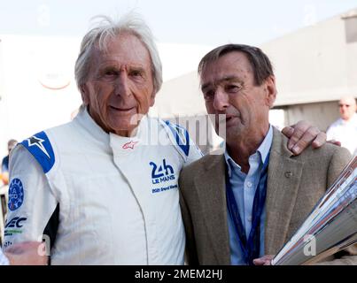 Stuart Graham con Derek Bell, davanti alla dimostrazione delle vetture del Gruppo C, alla 2022 Silverstone Classic Foto Stock