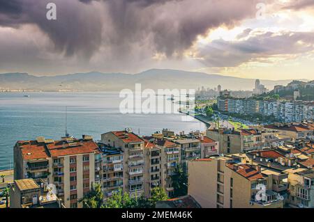 Città di Smirne (Smyrna), Turchia. Mar Egeo. Vista panoramica dalla città di Asansor (l'ascensore, Karatas, Konak) Foto Stock