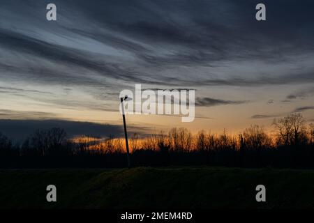Il tramonto è un momento tranquillo e bello, mentre il sole si immerge sotto l'orizzonte e il cielo si illumina in uno spettro di colori. Foto Stock