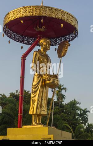 Statua di fronte a Wat Phra Singh Woramahawihan, Chiang mai, Thailandia. Foto Stock