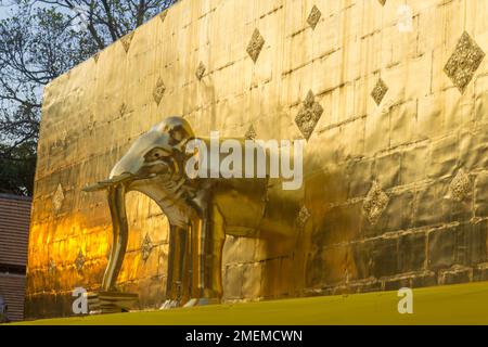 Phrathatluang, statuette dorate di elefanti al tempio Wat Phra Singh. Thailandia. Foto Stock