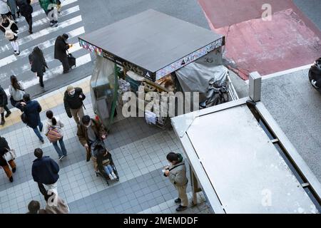 Tokyo, Giappone. 21st Jan, 2023. Un giornale a stampa e una rivista al Shibuya Scramble vendere giornali Shimbun. L'industria di giornale in tutto il mondo è in declino come le notizie del Internet e i mezzi sociali sostituiscono i mezzi tradizionali e l'editoria.l'economia giapponese rimane stagnante mentre i salari dei lavoratori non sono aumentati in 30 anni allo stesso tempo come i tassi di interesse negativi di lunga durata della Banca del Giappone hanno causato lo Yen a lottare Contro il dollaro degli Stati Uniti dovuto gli aumenti di tasso dei fondi della Fed degli Stati Uniti per combattere l'inflazione. Questo ha promosso gravi preoccupazioni commerciali internazionali, in quanto il Giappone è una majista Foto Stock