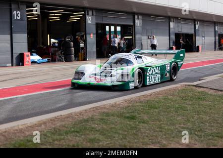 Vista del a1984, Porsche 956 nella livrea di Skoal Bandit, in una dimostrazione in pista, festeggiando i 40 anni del Gruppo C, al Silverstone Classic 2022 Foto Stock