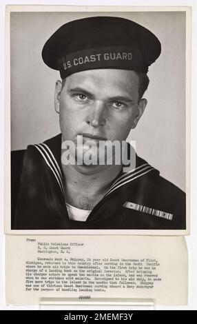 Coxswain Mack A. Shipey di Flint, Michigan. Coxswain Mack A. Shipey, 26 anni di Coast Guardsman di Flint, Michigan, è tornato in questo paese dopo aver servito nel Pacifico meridionale, dove ha fatto sei viaggi a Guadalcanal. Durante il primo viaggio fu responsabile di una barca di atterraggio sull'invasione originale. Dopo aver portato le sue accuse a terra, ha trascorso due mesi sull'isola, e fu rimosso quando fu colpito dalla malaria. Riassegnato alla sua vecchia nave, fece altri cinque viaggi sull'isola nei mesi che seguirono. Shipey era uno dei tredici guardacoste che servivano a bordo di un cacciatorpediniere della Marina per il pur Foto Stock