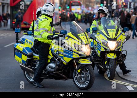 I motociclisti della polizia metropolitana a Londra preparano un blocco stradale per un rally di protesta. Motociclisti della polizia su motociclette BMW Foto Stock