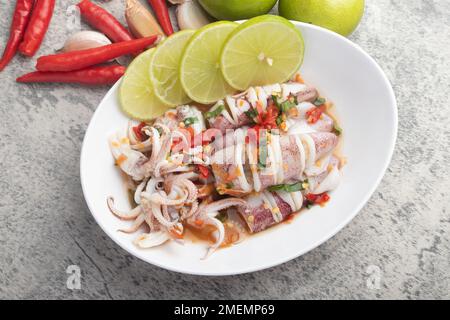 Calamari a vapore con peperoncino piccante e salsa di lime cibo di strada tailandese Foto Stock