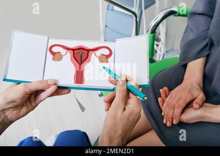 IUD. Ginecologo esperto che mostra un dispositivo contraccettivo intrauterino o una bobina per pazienti di sesso femminile per prevenire la gravidanza durante la consultazione Foto Stock