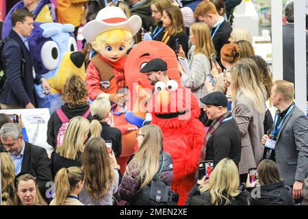 Londra, Regno Unito. 24th Jan, 2023. Elmo da Sesame Street si rivela popolare tra la folla. La fotocellula di apertura con i personaggi giganti giocattolo, tra cui preferiti come i Teletubbies, Paddingdon Bear e altri, che posano e camminano intorno in giornata. La Toy Fair apre le sue porte a Kensington Olympia per mostrare le ultime tendenze nel settore dei giocattoli. La Toy Fair è la più grande fiera del Regno Unito dedicata a giocattoli, giochi e hobby, con oltre 260 espositori. Credit: Imageplotter/Alamy Live News Foto Stock