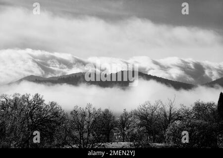 Montagna avvolta nella nebbia Foto Stock