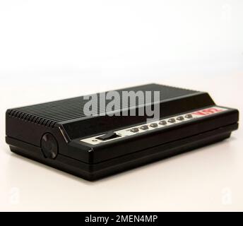 Un vecchio modem esterno per la connessione remota. Questo è il tipo di modem che utilizzava una linea telefonica standard. Supporta lo standard v.92. Spazio per il testo riportato sopra. Foto Stock