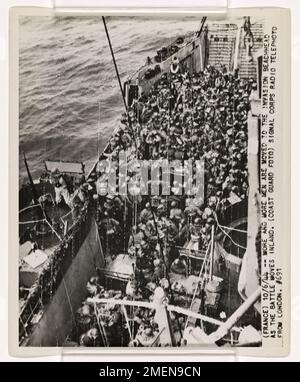 Ricco di combattenti e veicoli militari, un carro armato Landing Craft Tank (LCT) si prepara a lasciare un trasporto d'assalto della Guardia Costiera e dirigersi verso la costa francese durante la seconda guerra mondiale. Un equipaggio di cannoni è pronto a ingaggiare qualsiasi aereo nazista che possa attaccare la portaerei mentre si muove verso la spiaggia. Foto Stock