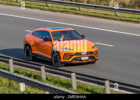 2021 Orange LAMBORGHINI URUS V8 Auto 3996 cc benzina automatico roadster a 8 velocità, un veicolo super veloce Super Sport Utility di fascia alta che viaggia a velocità sostenuta sull'autostrada M61 del Regno Unito Foto Stock