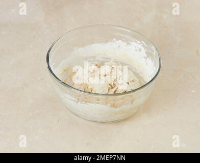Preparare il pane a pasta di farina, il pane a pasta nella ciotola Foto Stock