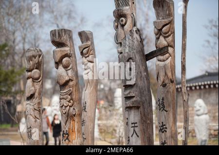 Corea del Sud, Seoul, Palazzo Gyeongbokgung, museo folcloristico, pali in totem scolpiti in legno Foto Stock