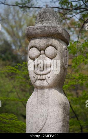 Corea del Sud, Seoul, Korean Folk Village, totem poli (Jang-Seung) Foto Stock