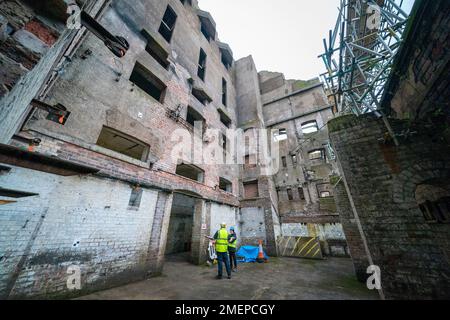 La vista interna attraverso i piani nel lato ovest dell'edificio Mackintosh della Glasgow School of Art di Glasgow, che fu significativamente danneggiato da un incendio il 15 giugno 2018. Data immagine: Martedì 24 gennaio 2023. Foto Stock