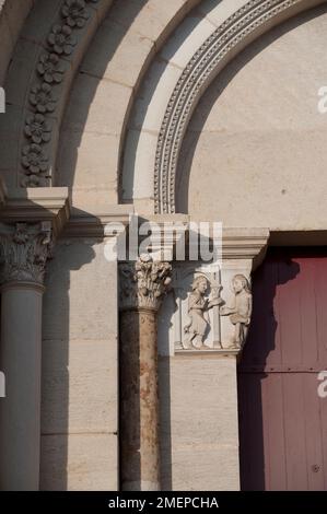 Francia, Borgogna, Yonne, Vezelay, Basilique Sainte-Marie-Madeleine, dettaglio della facciata Foto Stock