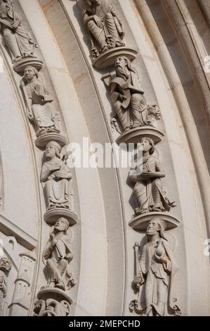 Francia, Borgogna, Yonne, Vezelay, Basilique Sainte-Marie-Madeleine, sculture sulla facciata della cattedrale Foto Stock