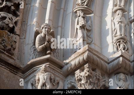 Francia, Borgogna, Yonne, Vezelay, Basilique Sainte-Marie-Madeleine, sculture sulla facciata della cattedrale Foto Stock