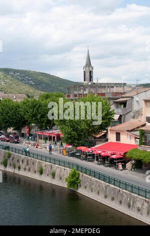 Francia, Rodano-Alpi, Ardeche, Saint-Martin-d'Ardeche, fiume Ardeche e caffè sul lungofiume Foto Stock