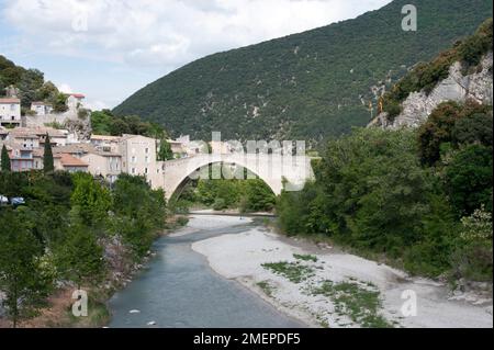 Francia, Rodano-Alpi, Drome, Nyons, ponte sul fiume Eygues Foto Stock