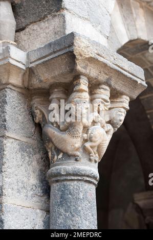 Francia, Auvergne, alta Loira, le Puy-en-Velay, le Puy Cattedrale (Cattedrale di Notre-Dame du Puy), esterno, capitale colonna scolpita Foto Stock