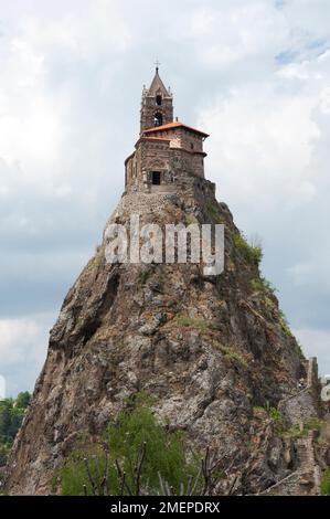 Francia, Auvergne, alta Loira, Aiguilhe vicino a le Puy-en-Velay, cappella di Saint Michel d'Aiguilhe, chiesa costruita su ripida collina di roccia vulcanica Foto Stock