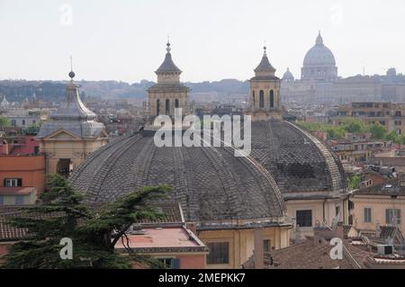 Italia, Lazio, Roma, Centro storico, Giardini del Pincio, Vista sulle cupole gemelle in Piazza Popolo Foto Stock