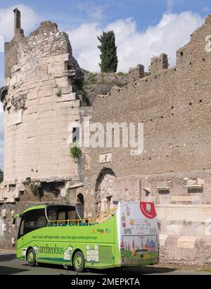 Italia, Lazio, Roma, Via Appia Antica, Tomba di Cecilia Metella con Archaebus Foto Stock