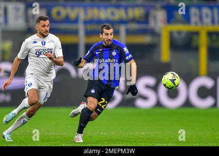 Milano, Italia. 23rd Jan, 2023. Henrikh Mkhitaryan (22) dell'Inter visto in Serie Un match tra Inter ed Empoli a Giuseppe Meazza a Milano. (Photo Credit: Gonzales Photo/Alamy Live News Foto Stock