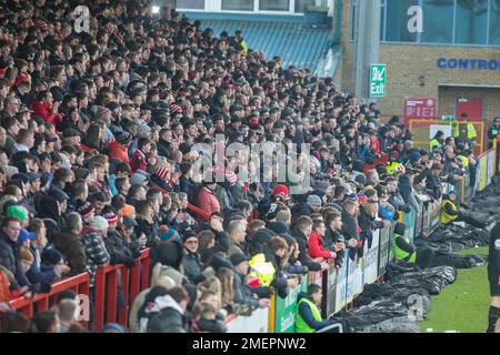Vista generale dello stadio Lamex della Stevenage Football Club durante la partita, con i tifosi in piedi che guardano la partita. Foto Stock