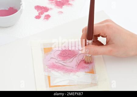 Donna che usa il pennello stencil per imprimere agli artisti la vernice acrilica sul disegno, primo piano Foto Stock