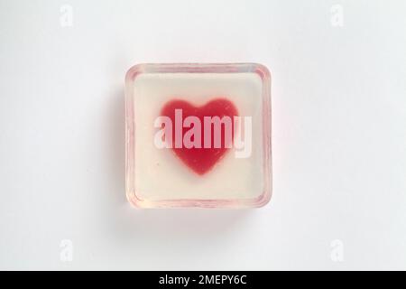 Forma del cuore in barretta chiara di sapone fatto in casa, primo piano Foto Stock
