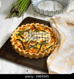 Crostata di pollo, asparagi e dragoncello sulla teglia da forno Foto Stock