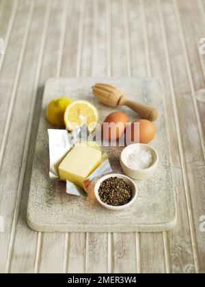 Ingredienti per salsa di piatti su fondo di legno Foto Stock