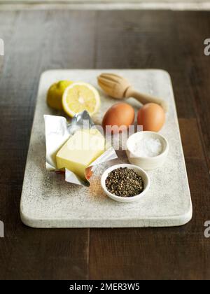 Ingredienti per salsa di piatti su fondo di legno Foto Stock