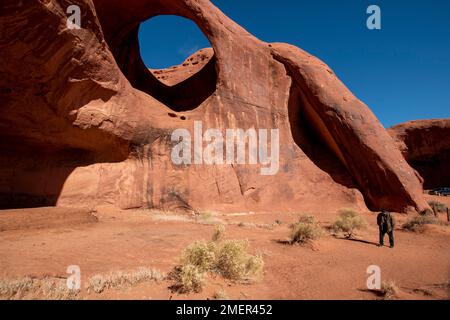 Moccasin Arch è uno dei numerosi archi in pietra naturale della Monument Valley, Arizona. Foto Stock