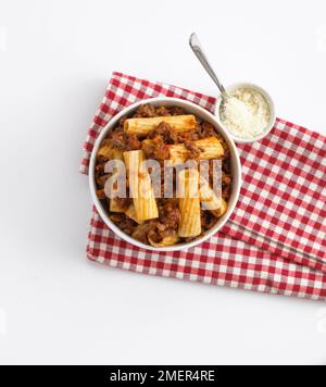 Ciotola individuale di rigatoni, salsa bolognese e parmigiano Foto Stock